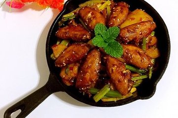 “干鍋雞翅”的家常做法，麻辣鮮香，好吃到舔盤子