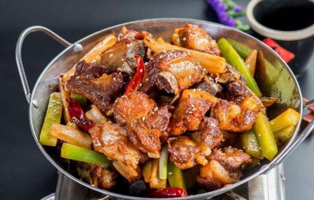 “干鍋排骨”的家常做法，做法簡單，口感麻辣鮮香