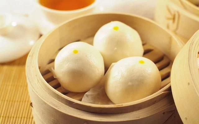 說到面食，它主要就是以面粉制作成的食物，并且各個地方都有不同種類的面食，尤其是愛吃面食的北方地區(qū)來說，基本上餐餐都離不開面食的存在，一般比較常見的面食有面條，包子，饅頭，油條等等，受到了人們的喜愛，有在家做過面食的朋友都知道，發(fā)面是面食制作過程中非常關(guān)鍵的一步，今天小編就來給大家分享下，面食“發(fā)面”的6個訣竅，新手也能輕松掌握。